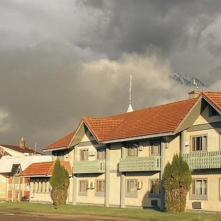 Stork Nest Inn Smithers Exteriör bild