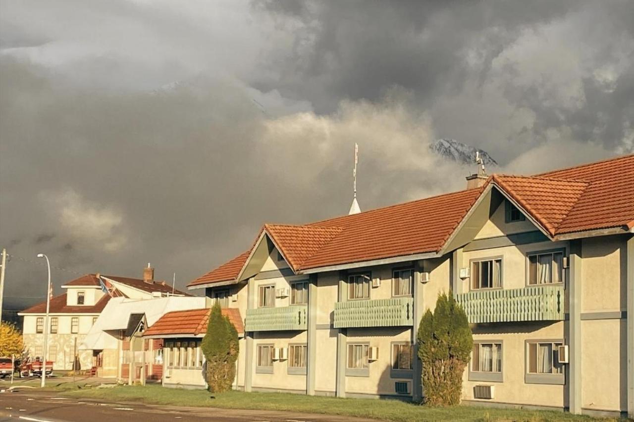 Stork Nest Inn Smithers Exteriör bild
