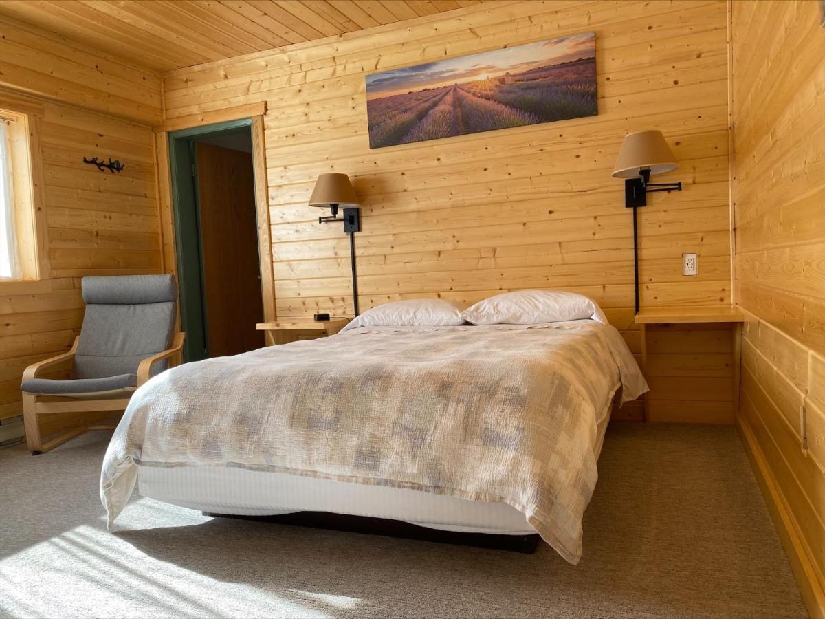 Stork Nest Inn Smithers Exteriör bild