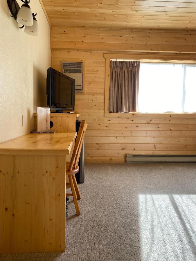 Stork Nest Inn Smithers Exteriör bild