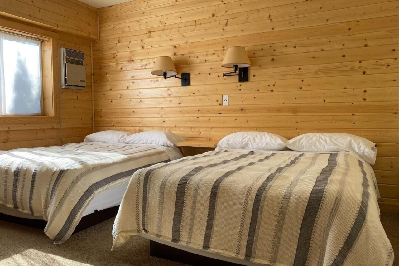 Stork Nest Inn Smithers Exteriör bild